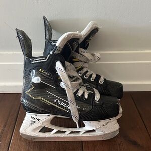 BAUER SUPREME M40 ICE HOCKEY SKATES, Size 2 Kids